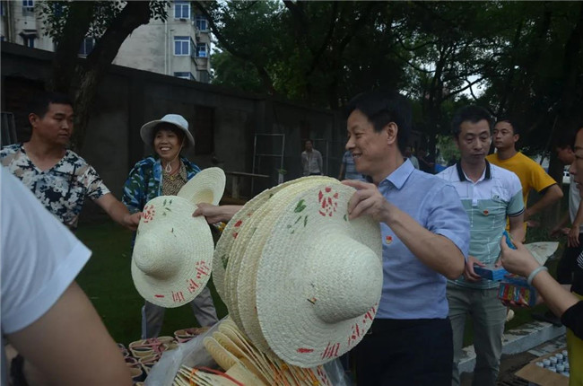 炎炎夏日送清涼，點(diǎn)滴關(guān)懷暖人心——城投集團(tuán)各黨支部開展“送清涼”慰問一線員工活動