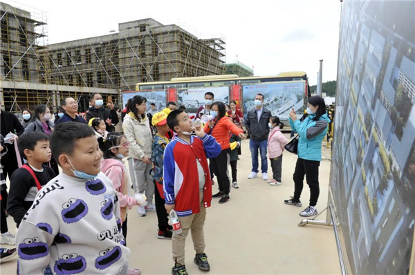 “千人市民觀察團”走進城投集團龍山湖公園、陶瓷產(chǎn)業(yè)加速基地等項目