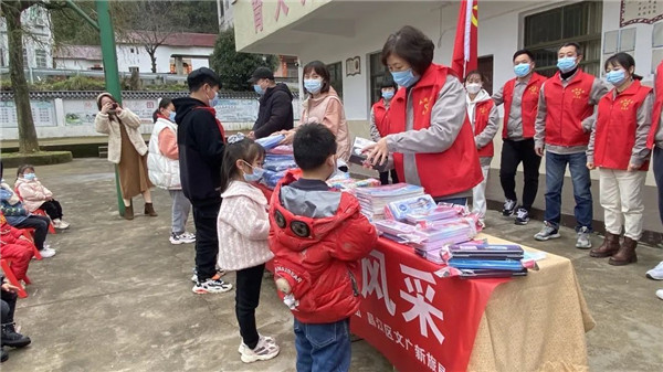 市城投集團(tuán)開展“黨建引領(lǐng)學(xué)雷鋒，志愿服務(wù)展風(fēng)采”送溫暖活動(dòng)